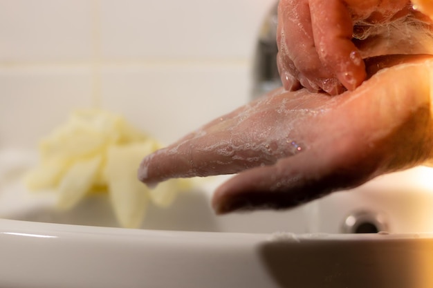 Foto primer plano de la persona que prepara la comida