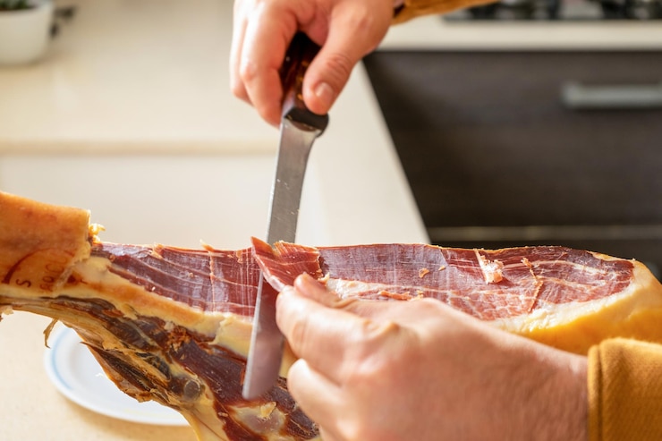 Foto primer plano de la persona que prepara la comida