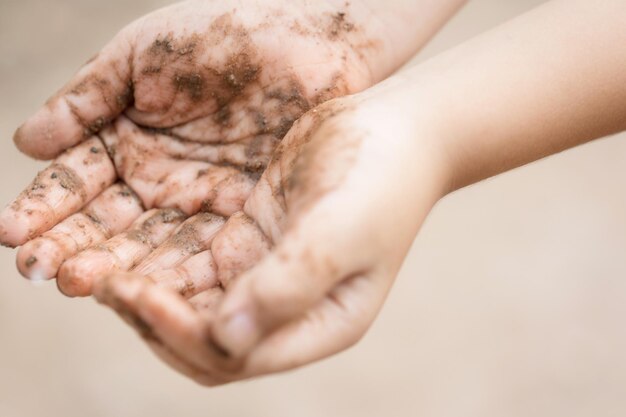 Primer plano de una persona que se sostiene de la mano