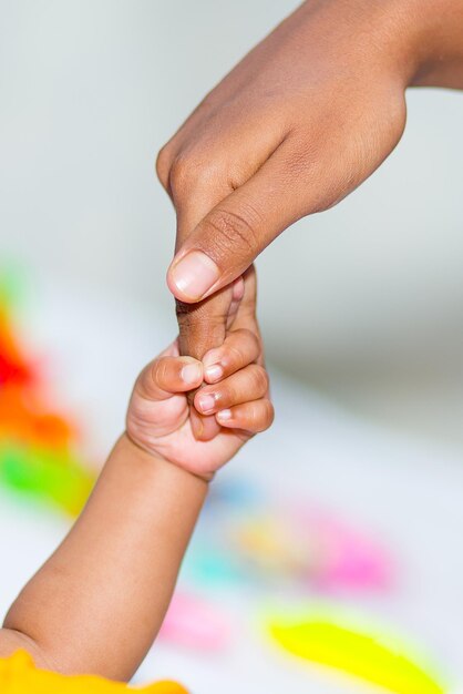 Foto primer plano de una persona que se sostiene de la mano