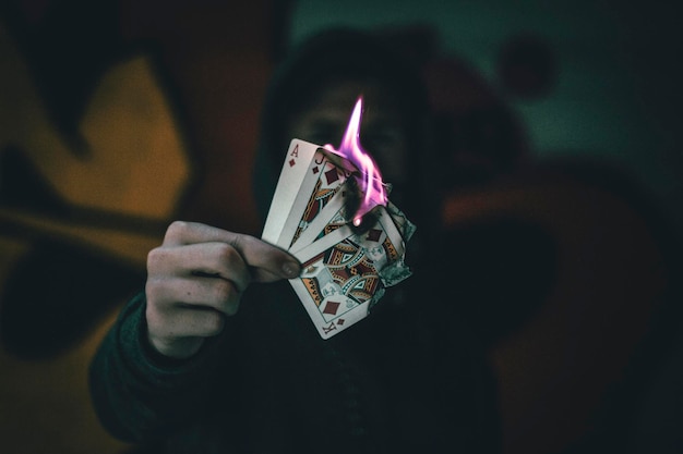 Primer plano de una persona que sostiene tarjetas quemadas
