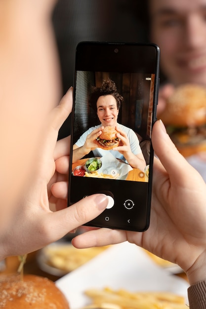 Primer plano de la persona que toma la foto de la comida