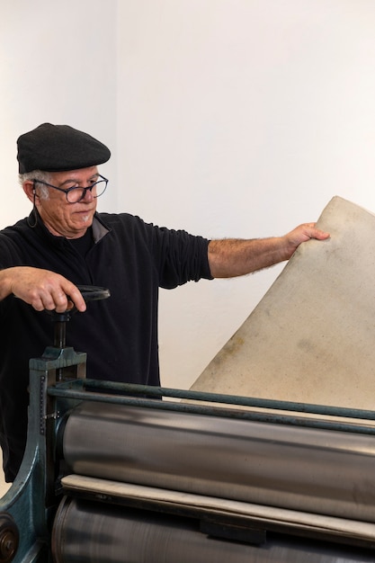 Foto primer plano de la persona que trabaja en el grabado