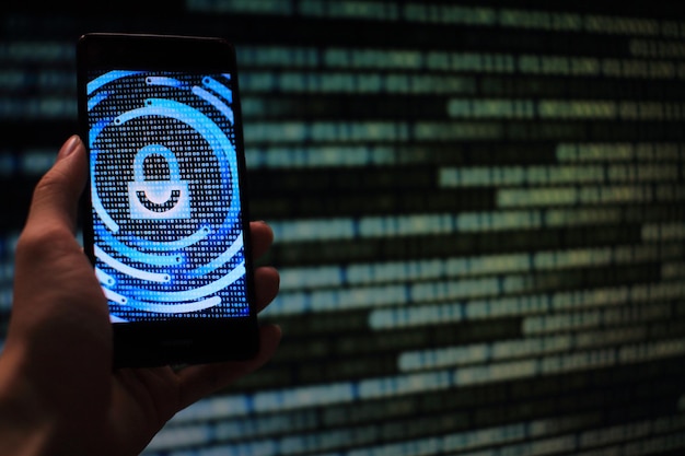 Primer plano de una persona que usa un teléfono móvil