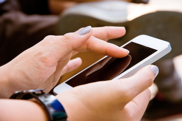 Primer plano de una persona que usa un teléfono móvil