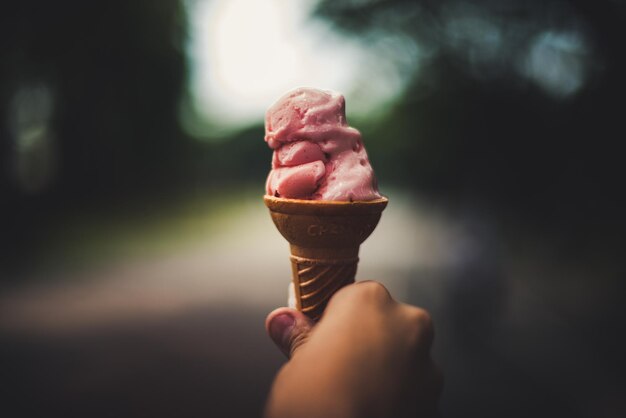 Primer plano de una persona sosteniendo helado al aire libre