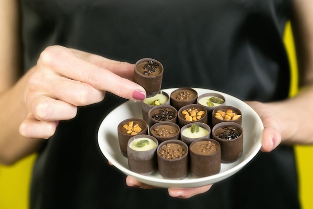 Foto primer plano de una persona sosteniendo helado en un plato