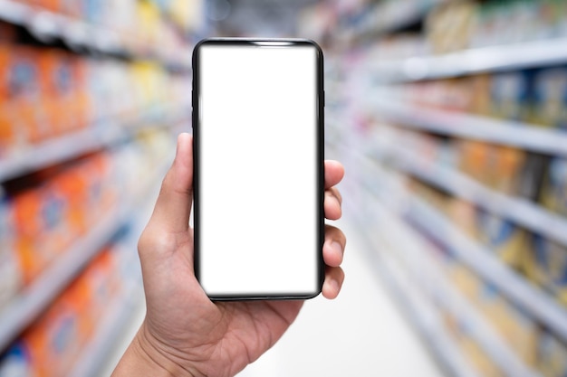 Primer plano de una persona con un teléfono móvil