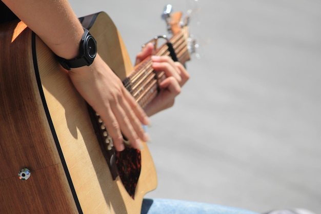 Foto primer plano de una persona tocando la guitarra