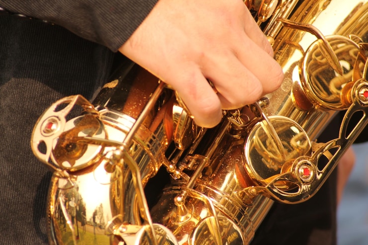 Foto primer plano de una persona tocando el saxofón