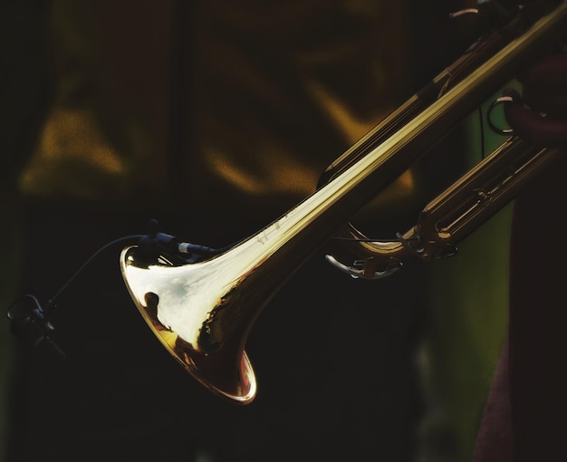 Foto primer plano de una persona tocando una trompeta
