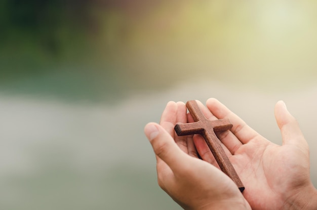 Foto primer plano de una persona tomándose de la mano