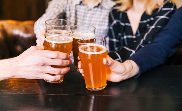 Foto primer plano de personas animando en el bar restaurante