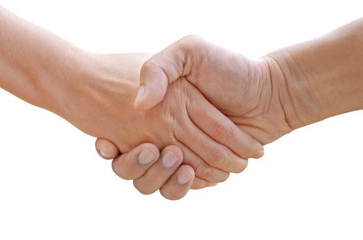 Foto primer plano de personas estrechando la mano sobre un fondo blanco
