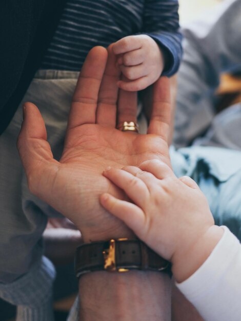 Foto primer plano de personas que se toman de la mano