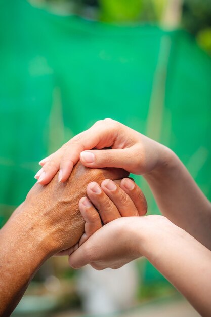 Foto primer plano de personas que se toman de la mano