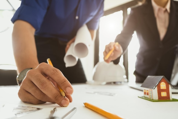 Primer plano de personas que trabajan en la mesa