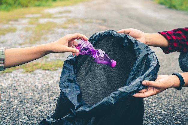 Foto primer plano de personas recogiendo basura al aire libre