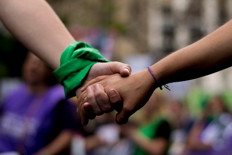 Foto primer plano de personas tomadas de la mano