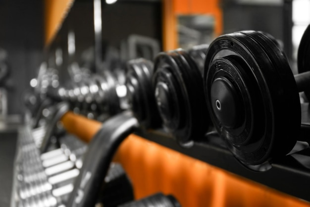 Foto primer plano de pesas en el gimnasio