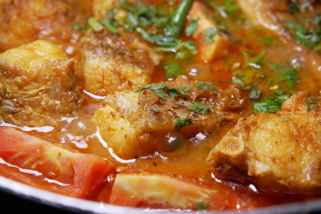 Un primer plano de un pescado de curry indio casero
