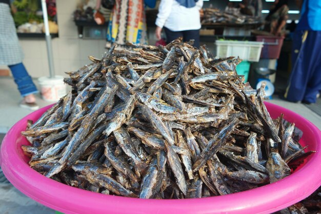 Foto primer plano de pescado salado para la venta en el mercado