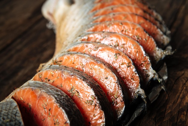 Primer plano de pescado salmón a la parrilla en rodajas