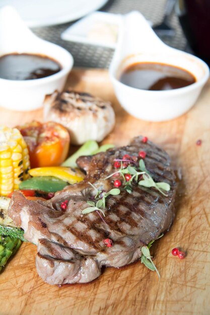 Foto primer plano del pescado servido en la mesa