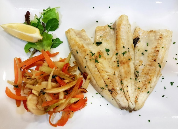 Primer plano del pescado servido en el plato