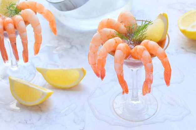 Primer plano de un pez naranja en un plato sobre la mesa