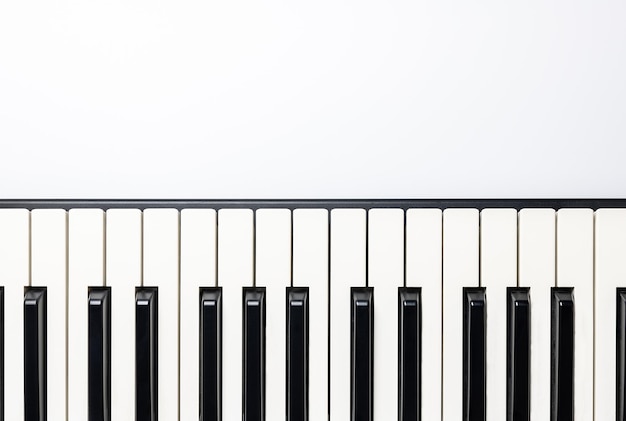 Primer plano de un piano contra un fondo blanco