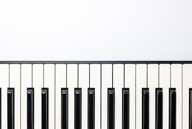 Foto primer plano de un piano contra un fondo blanco