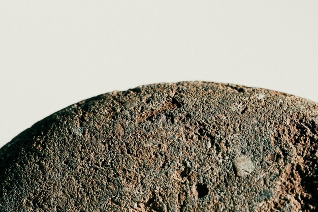 Foto primer plano de piedra contra un fondo blanco