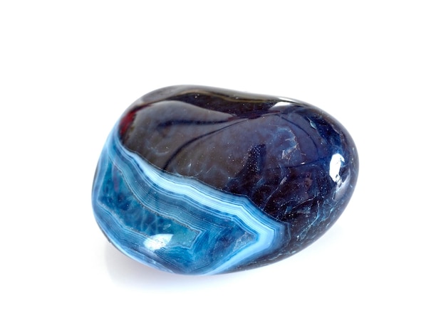 Primer plano de una piedra preciosa azul contra un fondo blanco