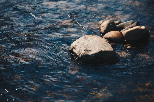 Primer plano de las piedras en el agua