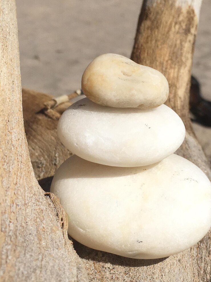 Foto primer plano de piedras apiladas en madera