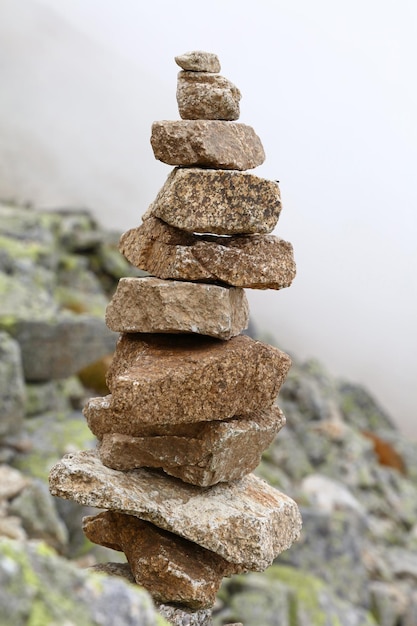 Primer plano de las piedras apiladas en la roca