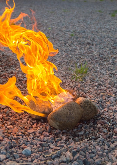 El primer plano de las piedras arde con fuego.