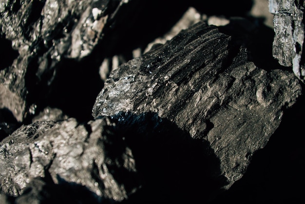 Primer plano de piedras de carbón negro Fondo de publicidad sólida