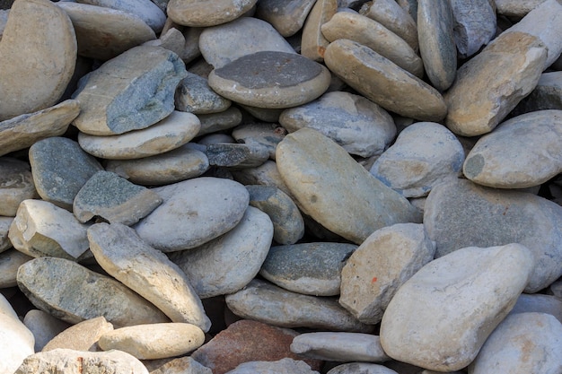 Primer plano de piedras lisas redondeadas grises. Fondo de piedra abstracto