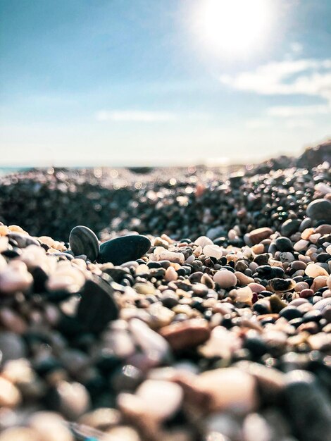 Foto primer plano de piedras en la playa contra el cielo