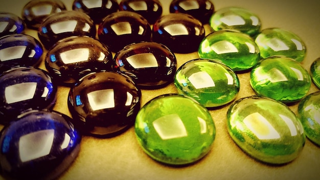 Primer plano de las piedras preciosas dispuestas