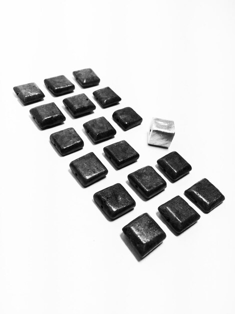 Primer plano de piedras preciosas sobre un fondo blanco