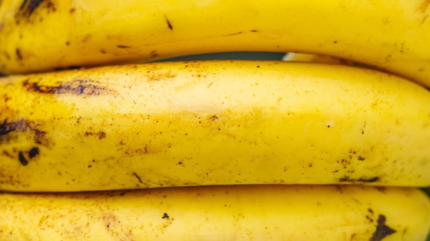 Primer plano de la piel de plátano maduro con manchas marrones textura de la cáscara de fondo foto macro papel tapiz de frutas tropicales dulce color sabroso brillante