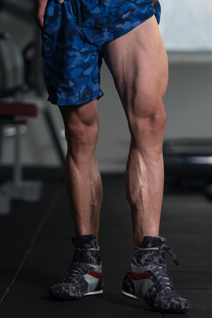 Foto primer plano de las piernas de los culturistas listos para el deporte competitivo