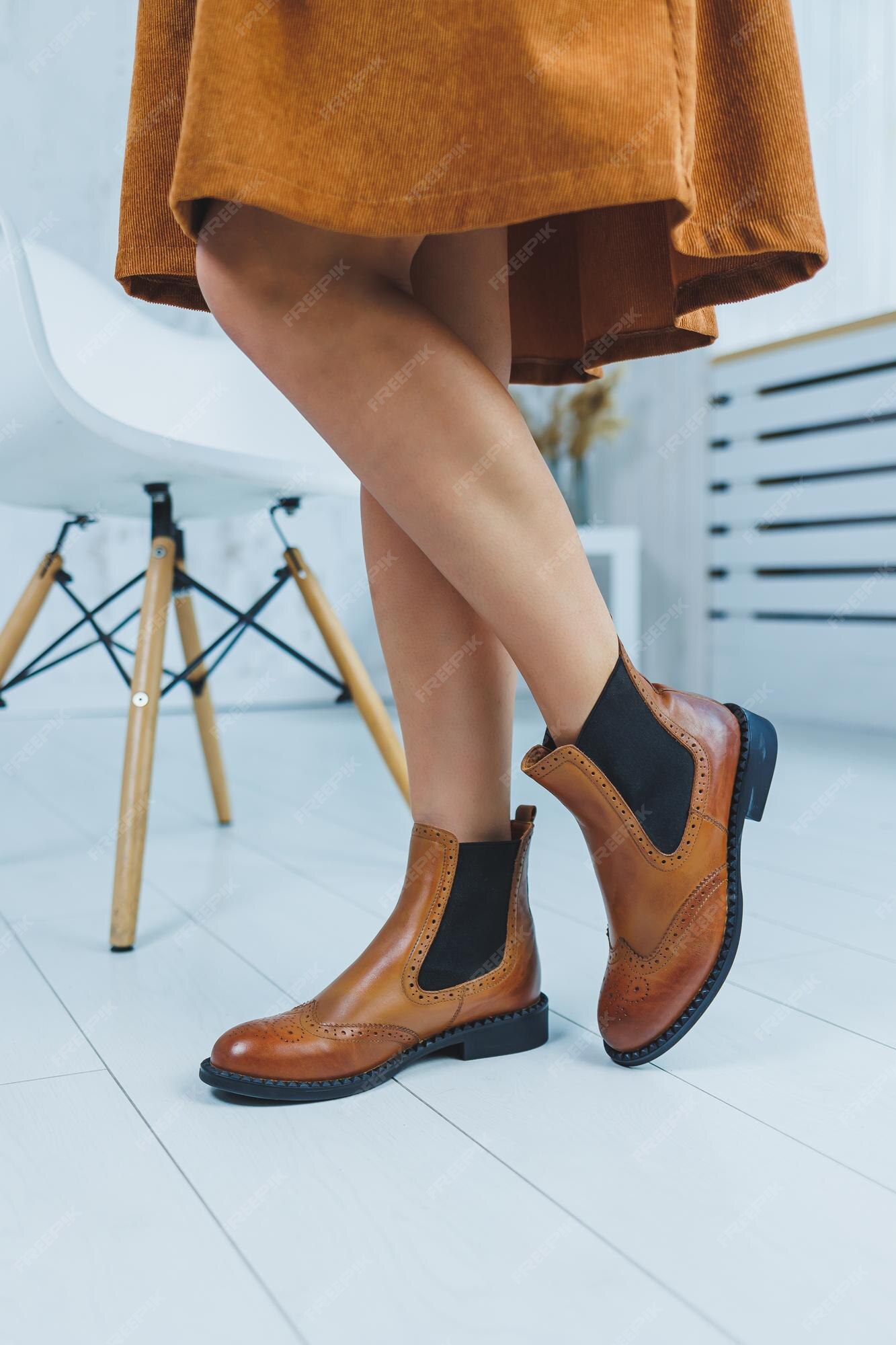 plano de femeninas con botas de cuero marrón nueva colección de otoño de zapatos de cuero para mujer 2022 | Foto Premium