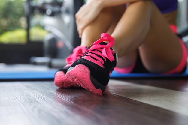 Primer plano de piernas femeninas con zapatillas de deporte