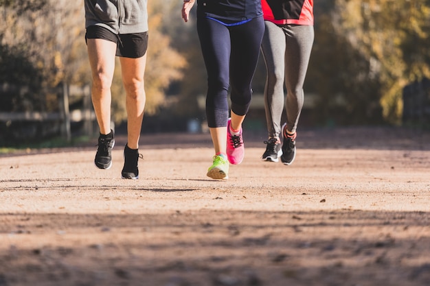 Primer plano de piernas de gente corriendo