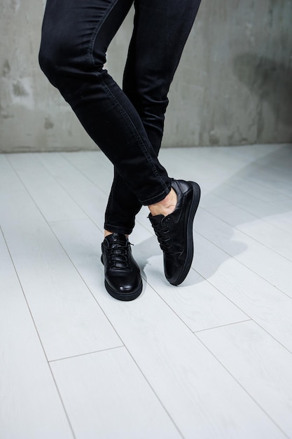 Primer plano de piernas masculinas en zapatillas casuales de cuero negro Zapatos cómodos de demitemporada para hombres