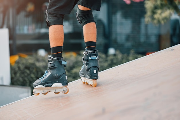 Primer plano de las piernas de un patinador que realiza trucos y simplemente monta en la rampa en el parque deportivo urbano Concepto de hobby adolescente